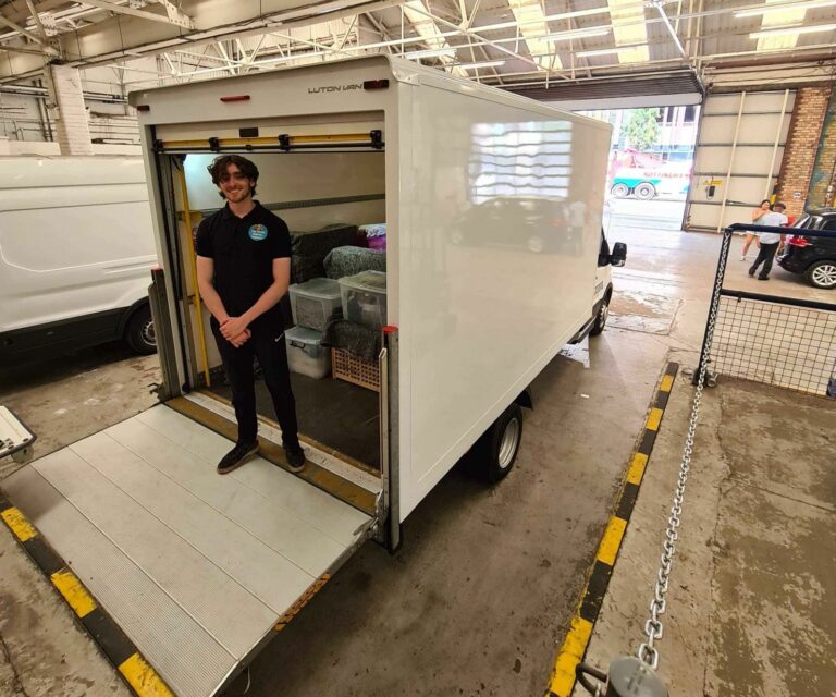 Pour répondre au mieux à vos besoins de débarras de cave, nous disposons de plusieurs camions et différentes tailles de bennes