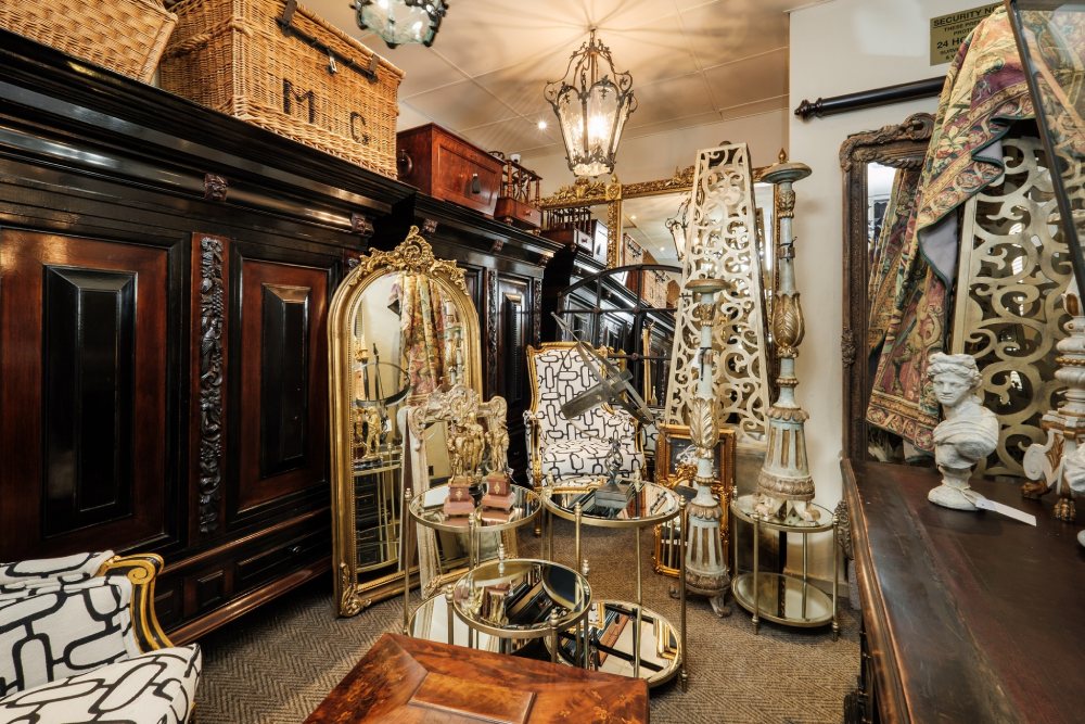 Meubles anciens récupérés lors d'un débarras